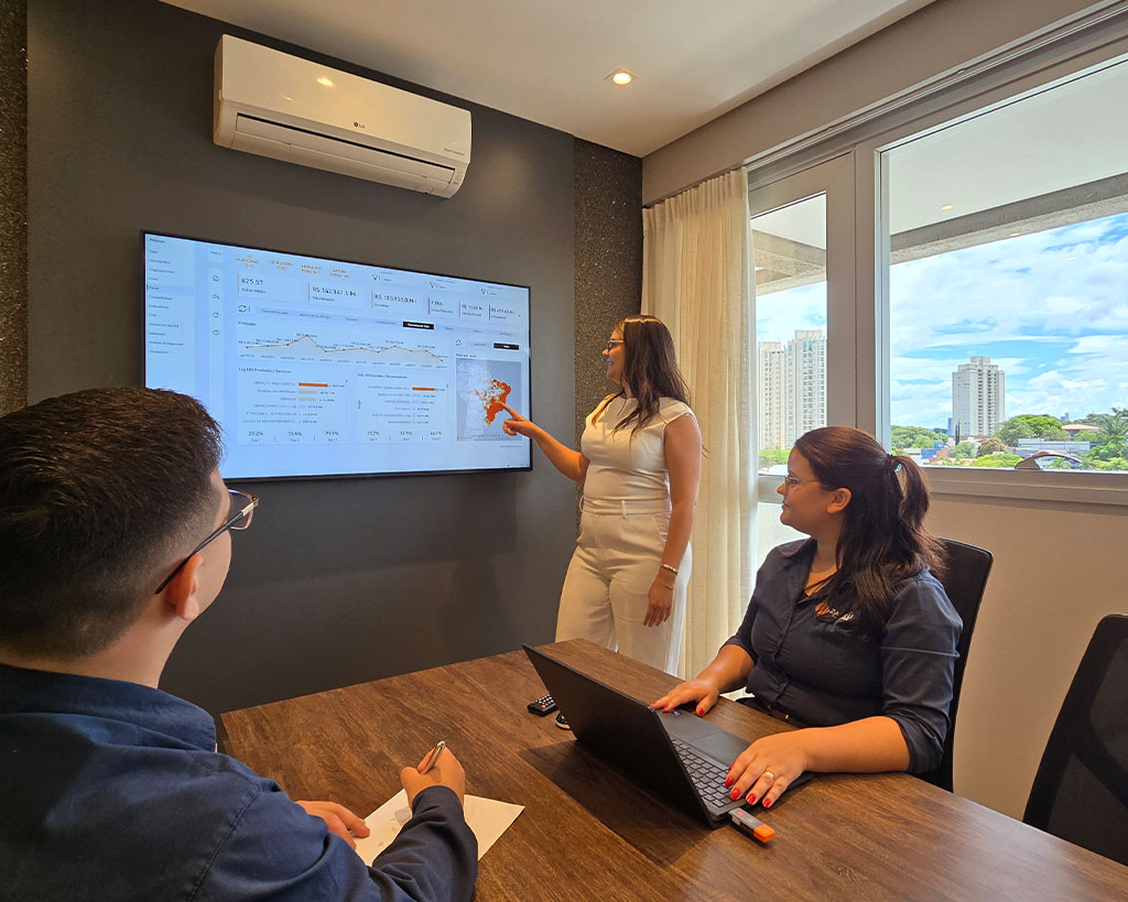 Trivallis Contabilidade apresentando os dados para a equipe comercial.
